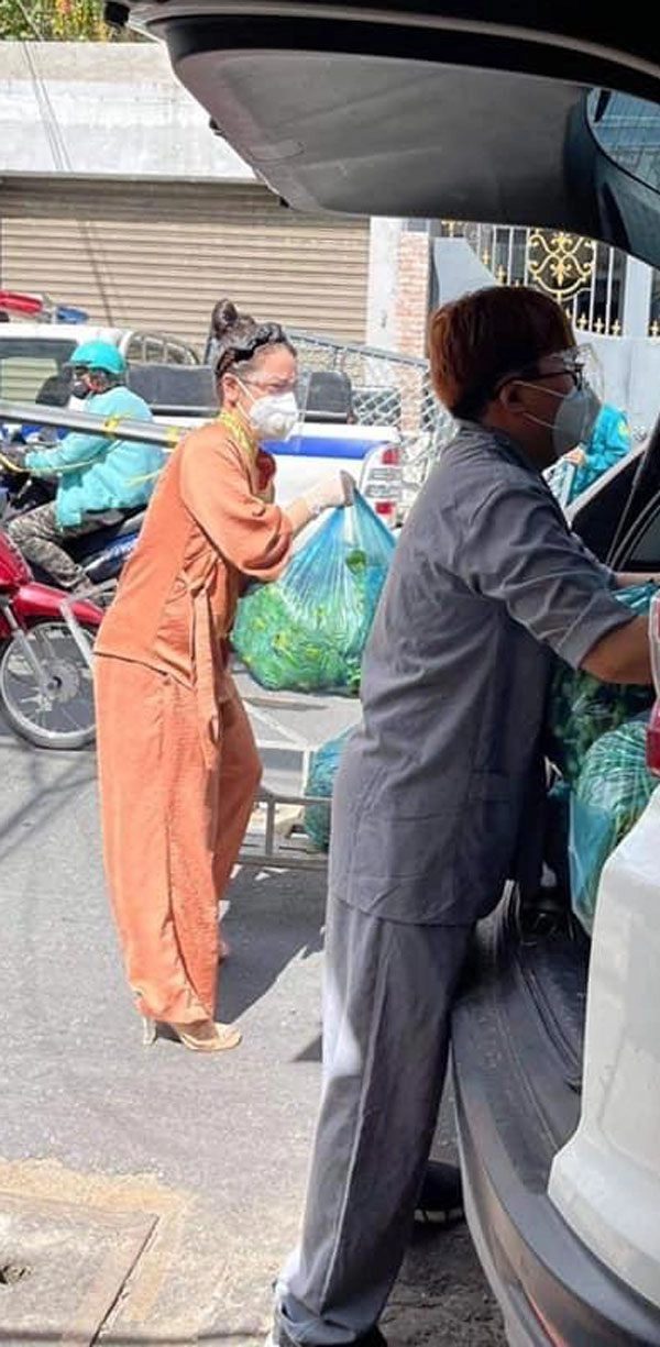 Tài tình như nhật kim anh đứng trên đôi guốc cao hàng giờ đi thiện nguyện - 6