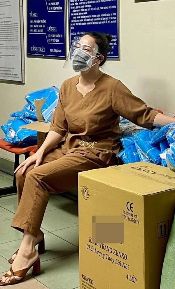 Tài tình như nhật kim anh đứng trên đôi guốc cao hàng giờ đi thiện nguyện - 11