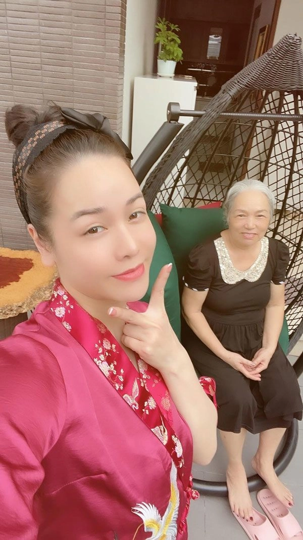 Tài tình như nhật kim anh đứng trên đôi guốc cao hàng giờ đi thiện nguyện - 13