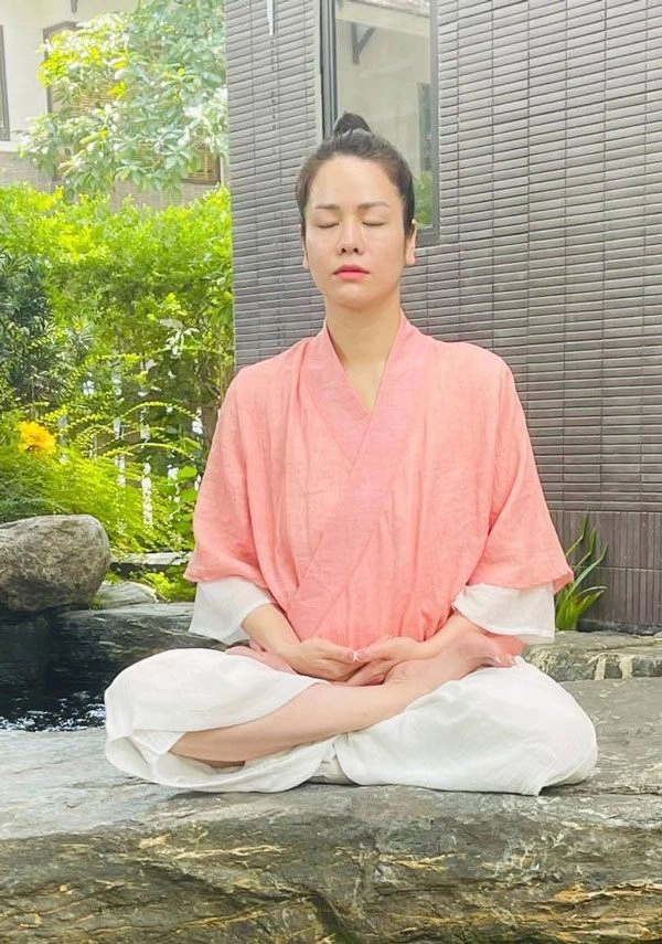 Tài tình như nhật kim anh đứng trên đôi guốc cao hàng giờ đi thiện nguyện - 15
