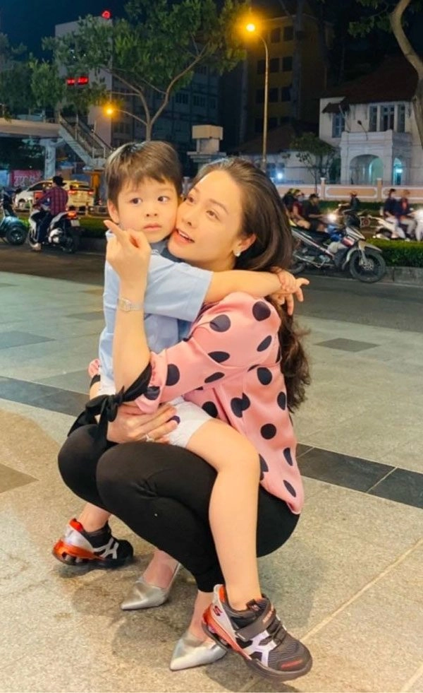 Tài tình như nhật kim anh đứng trên đôi guốc cao hàng giờ đi thiện nguyện - 17