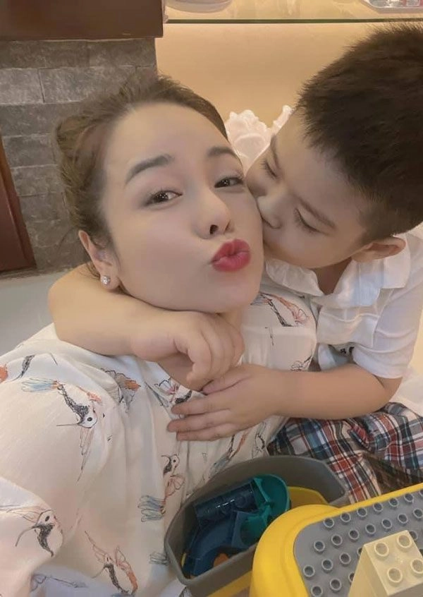 Tài tình như nhật kim anh đứng trên đôi guốc cao hàng giờ đi thiện nguyện - 19