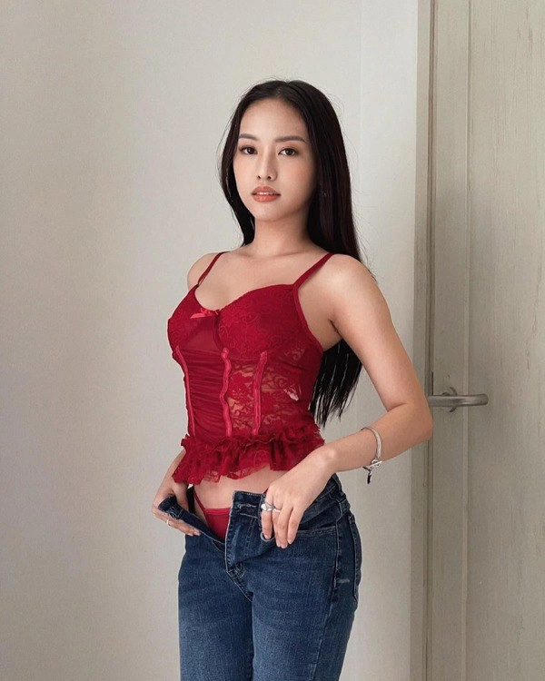 Thuý vi khoe vòng một tràn đầy trong nội y ren nhưng một chi tiết đã phá hỏng tất cả - 11