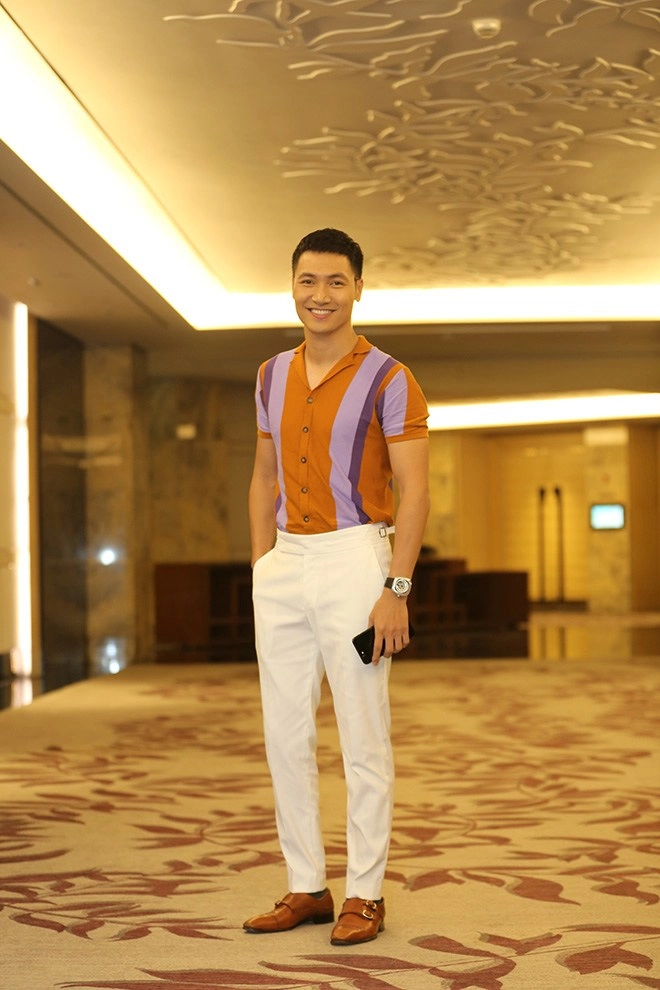 Tiết kiệm như mạnh trường mặc 1 bộ đồ tình tứ bên 2 cô vợ khác nhau - 4