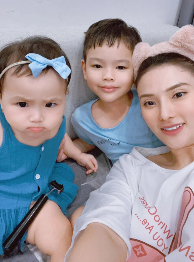 Tiểu công chúa nhà thu thuỷ thích diện đầm cài băng đô điệu đà - 2