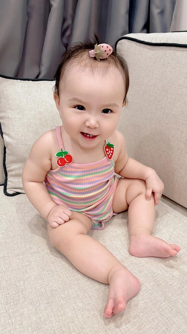 Tiểu công chúa nhà thu thuỷ thích diện đầm cài băng đô điệu đà - 3