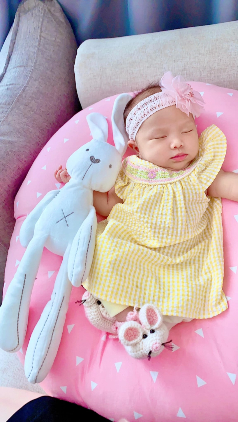 Tiểu công chúa nhà thu thuỷ thích diện đầm cài băng đô điệu đà - 7