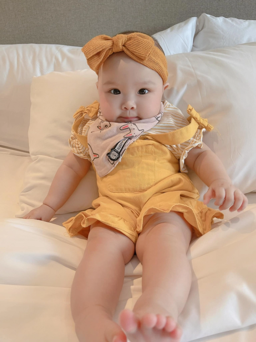 Tiểu công chúa nhà thu thuỷ thích diện đầm cài băng đô điệu đà - 15