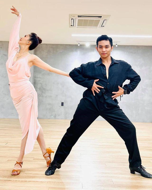 Trước khi livestream ôm mặt khóc giữa đêm khánh thi đã lên đồ lãng mạn cho bữa tối 2 người - 9