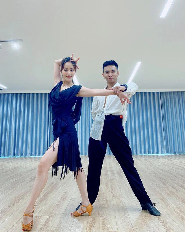 Trước khi livestream ôm mặt khóc giữa đêm khánh thi đã lên đồ lãng mạn cho bữa tối 2 người - 10