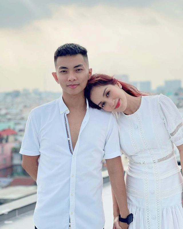 Trước khi livestream ôm mặt khóc giữa đêm khánh thi đã lên đồ lãng mạn cho bữa tối 2 người - 14