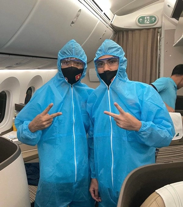 Trước khi thắng indo 4-0 quang hải có màn lên đồ sang chảnh nhưng có món hài hước - 6