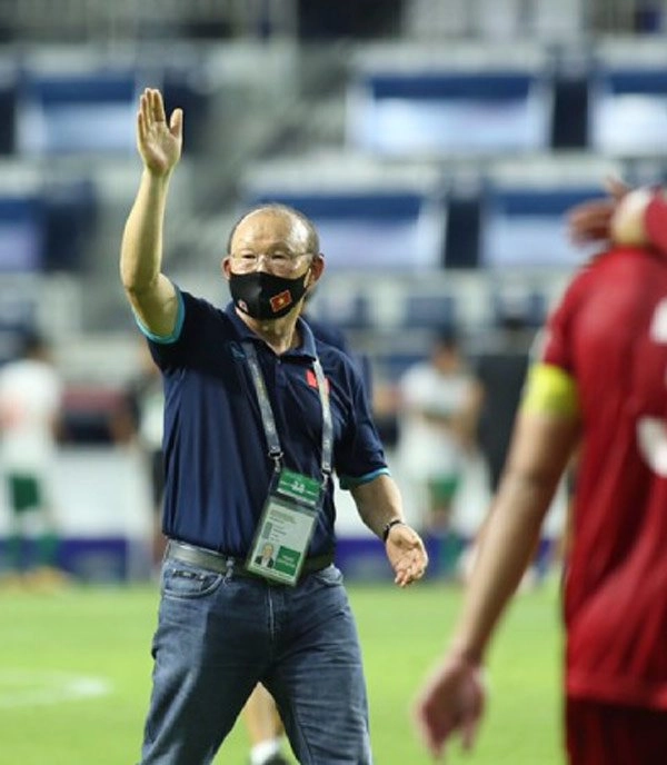 Trước khi thắng indo 4-0 quang hải có màn lên đồ sang chảnh nhưng có món hài hước - 1