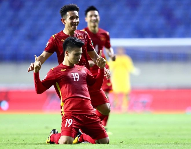 Trước khi thắng indo 4-0 quang hải có màn lên đồ sang chảnh nhưng có món hài hước - 2