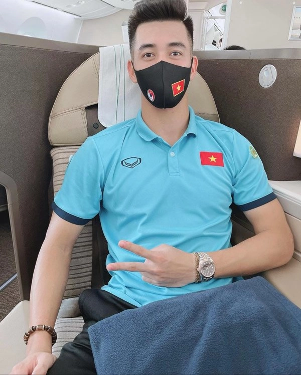 Trước khi thắng indo 4-0 quang hải có màn lên đồ sang chảnh nhưng có món hài hước - 3