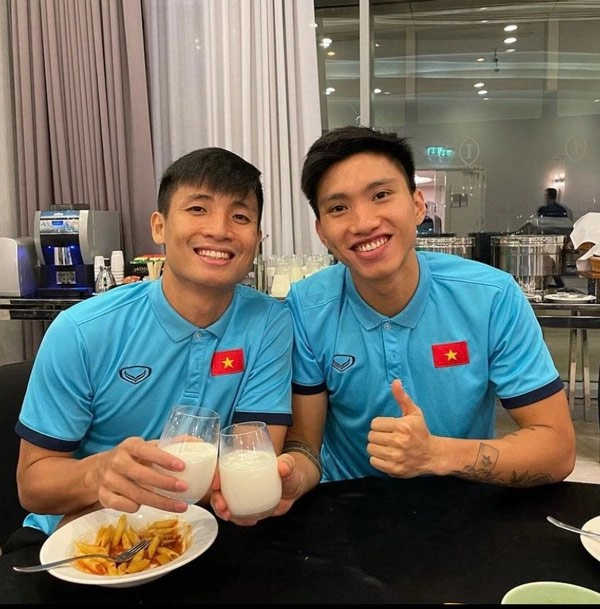 Trước khi thắng indo 4-0 quang hải có màn lên đồ sang chảnh nhưng có món hài hước - 4