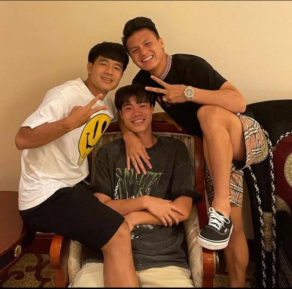 Trước khi thắng indo 4-0 quang hải có màn lên đồ sang chảnh nhưng có món hài hước - 7