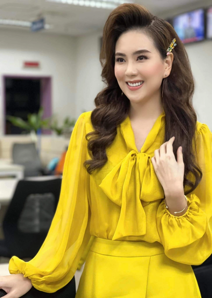 Tủ đồ sao mùa giãn cách lệ quyên mốc hết đồ hiệu mc thanh huyền bọc giày phủi bụi - 4