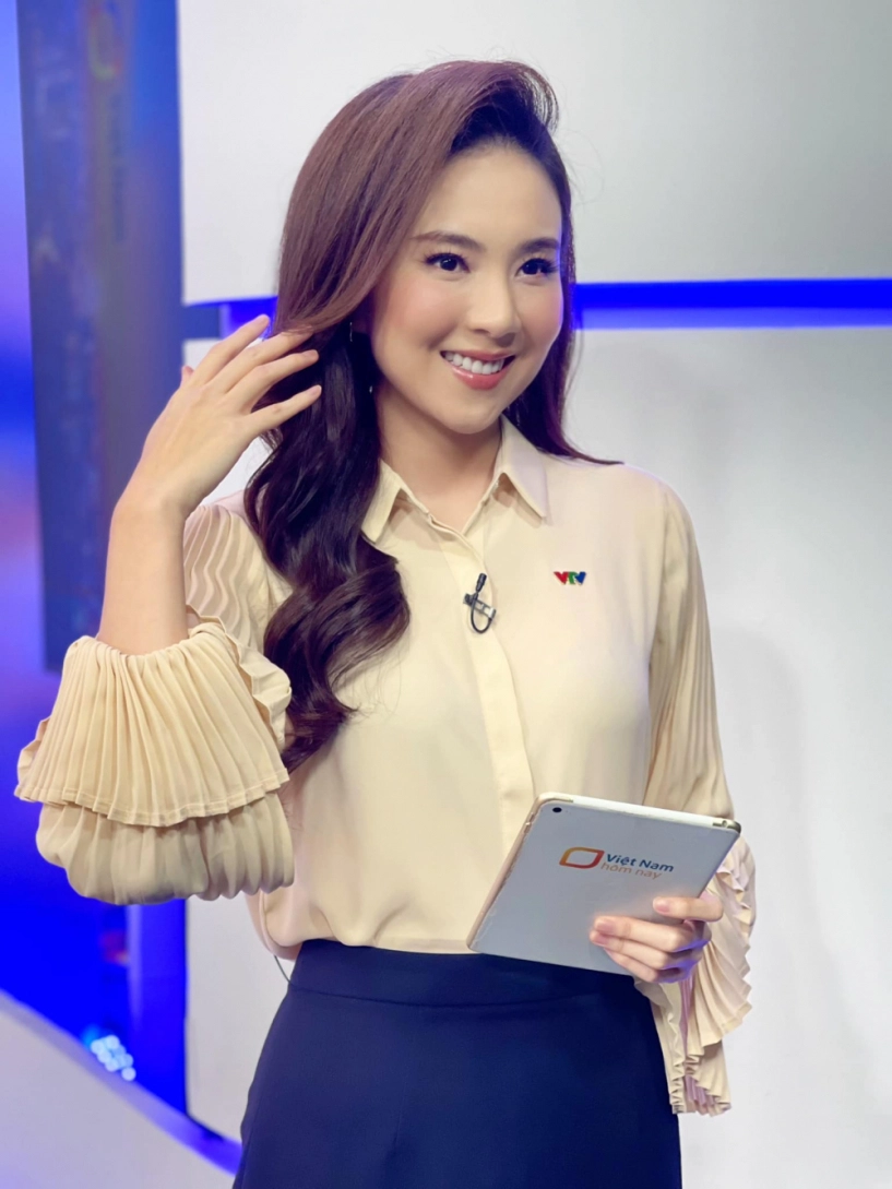 Tủ đồ sao mùa giãn cách lệ quyên mốc hết đồ hiệu mc thanh huyền bọc giày phủi bụi - 5