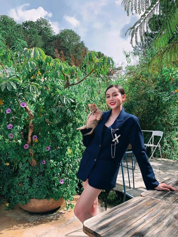 Từng ăn mì gói dành dụm chuyển giới nàng á hậu sau đăng quang xach ngay tui nghìn đô - 6