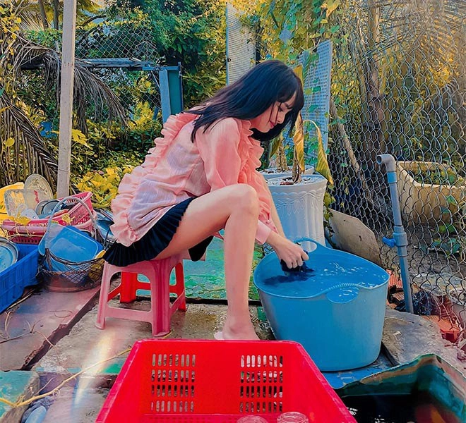 Từng bị chồng nhắc vì hớ hênh trên livestream vợ lê hoàng the men giờ gợi cảm theo cách riêng - 1