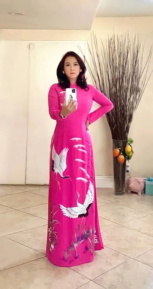 U70 nhưng vợ nghệ sĩ chí tài vẫn trẻ trung rạng ngời khi diện áo dài - 5