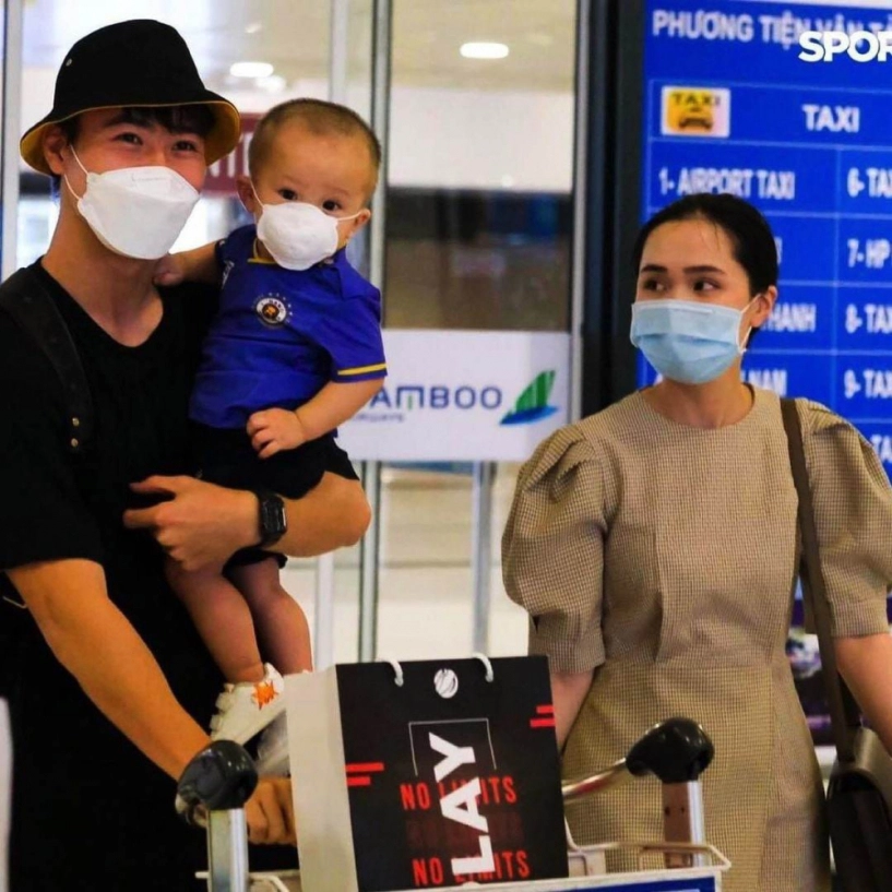 Vắng nhà 2 tháng duy mạnh dỗ dành vợ con với bao la đồ hiệu chồng quốc dân đây rồi - 1