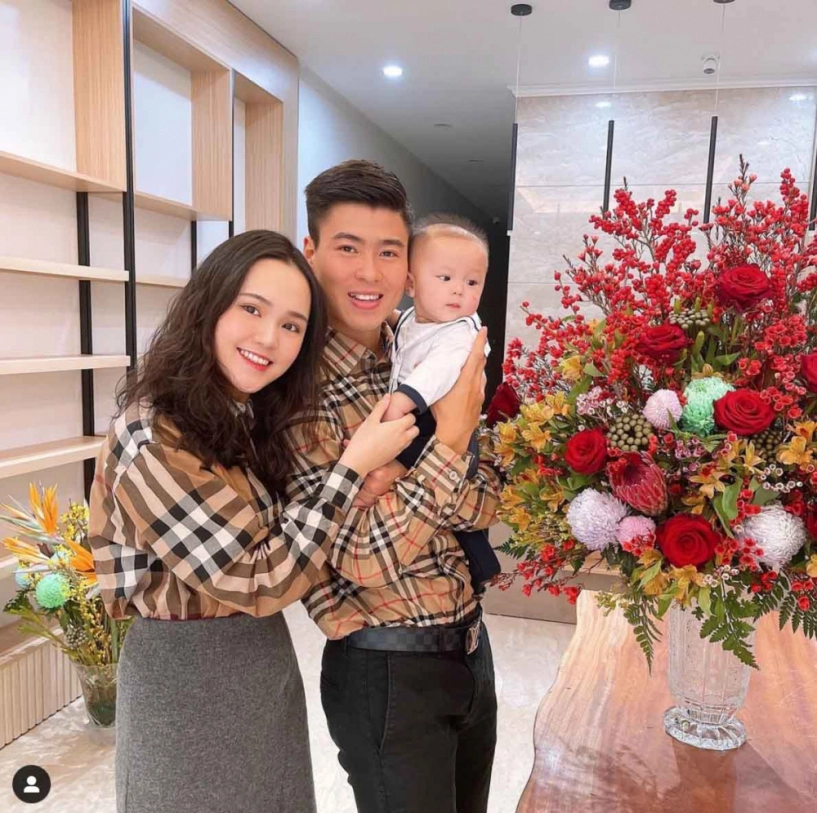 Vắng nhà 2 tháng duy mạnh dỗ dành vợ con với bao la đồ hiệu chồng quốc dân đây rồi - 9