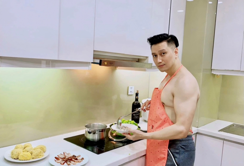 Vào bếp mặc phong phanh việt anh cởi trần khoe cơ bắp quỳnh nga cũng váy áo hững hờ - 2