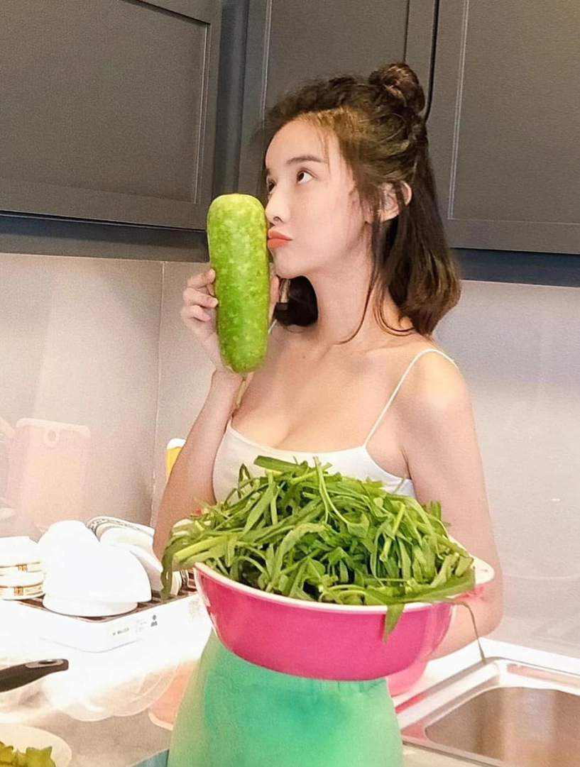 Vào bếp mặc phong phanh việt anh cởi trần khoe cơ bắp quỳnh nga cũng váy áo hững hờ - 8