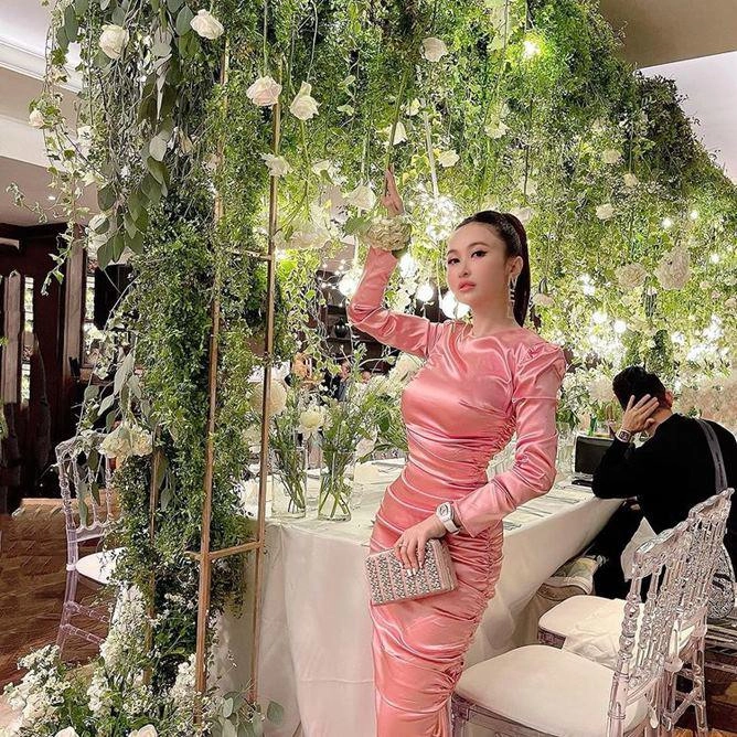 Vợ 2 minh nhựa sành điệu hết chỗ nói đi tập cũng đeo phụ kiện túi xách đắt đỏ - 1