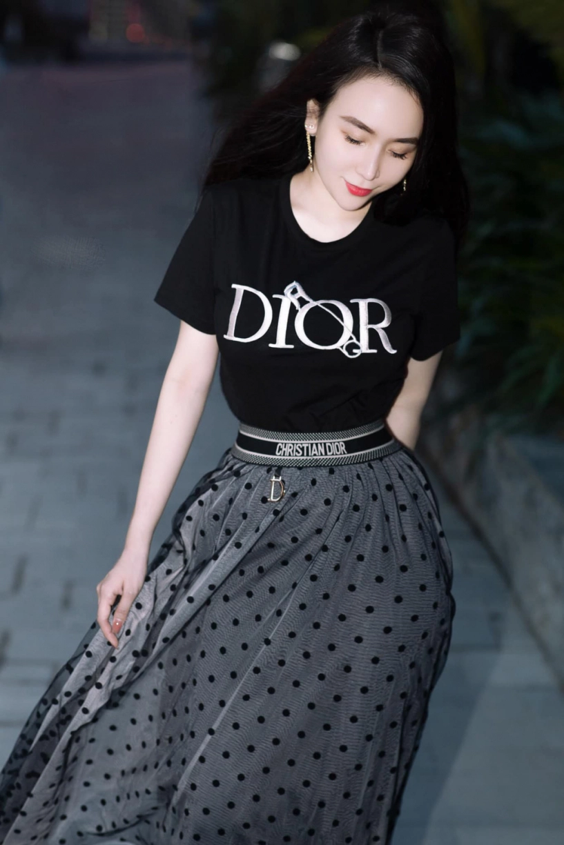 Vợ dj của khắc việt mặc đồ trễ tràng lên bar đi chơi chỉ diện cây hàng hiệu kín bưng - 2