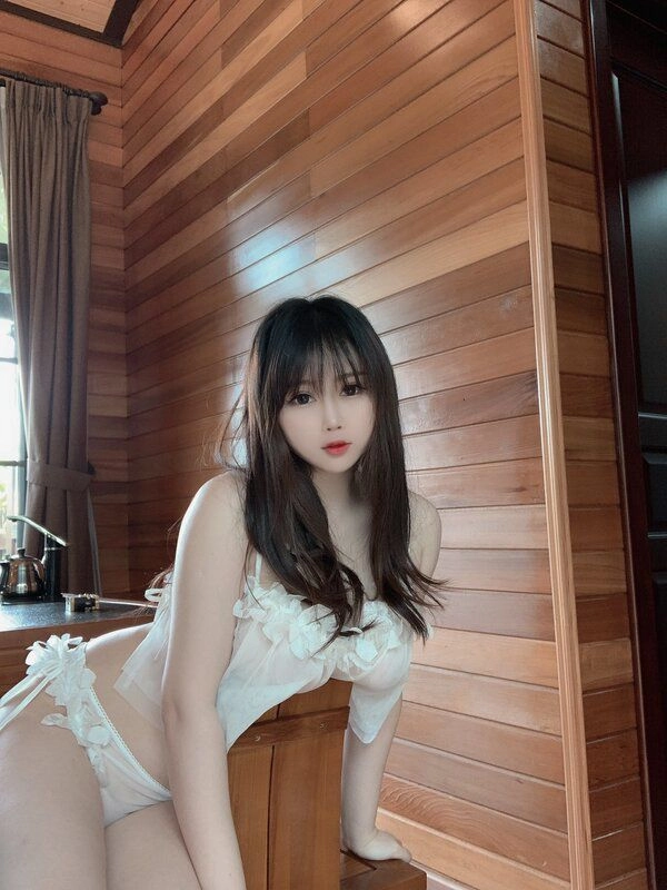 Xinh đẹp và gợi cảm hot girl vẫn nhận gạch đá bởi màn vạch áo khoe ngực phô phang - 5