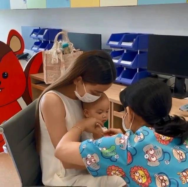 Xót xa số phận những chiếc túi nghìn đô bị nhồi nhét như giỏ đi chợ khi sao có con - 1