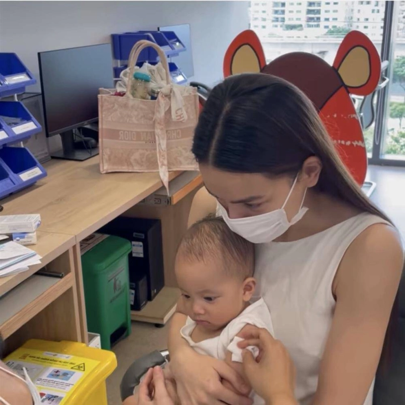 Xót xa số phận những chiếc túi nghìn đô bị nhồi nhét như giỏ đi chợ khi sao có con - 2