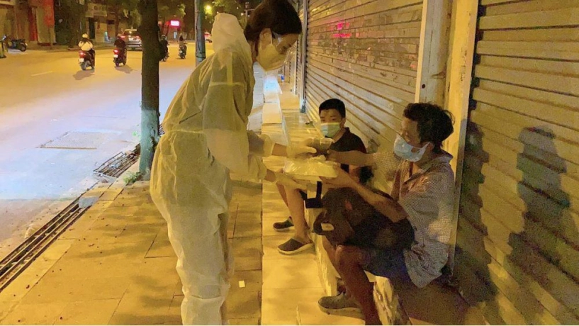Xúc động hình ảnh hoa hậu đi từ thiện mùa covid áo quần bình dân che đậy kín mít - 3