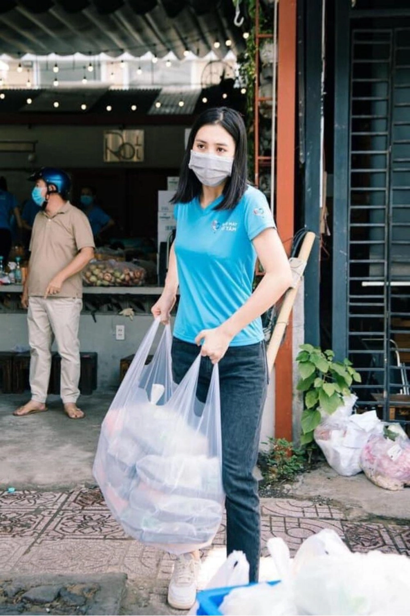 Xúc động hình ảnh hoa hậu đi từ thiện mùa covid áo quần bình dân che đậy kín mít - 5