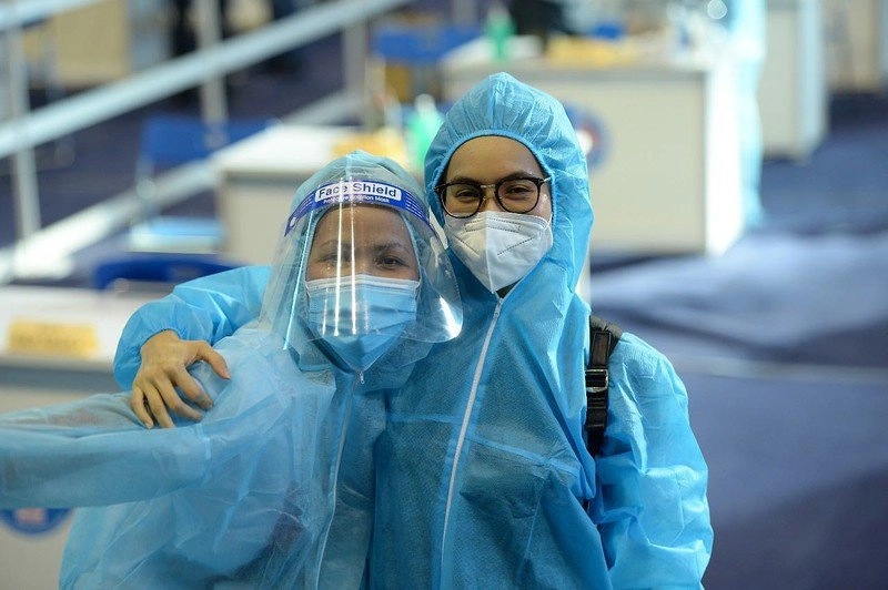 Xúc động hình ảnh hoa hậu đi từ thiện mùa covid áo quần bình dân che đậy kín mít - 9
