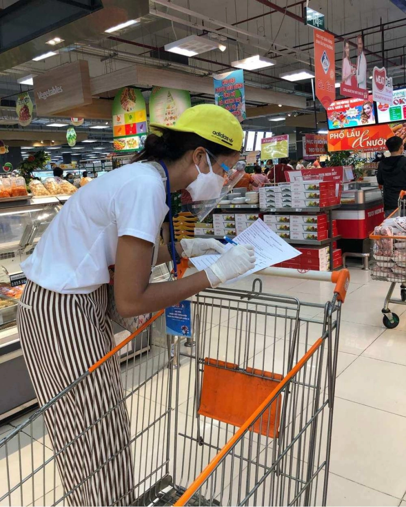 Xúc động hình ảnh hoa hậu đi từ thiện mùa covid áo quần bình dân che đậy kín mít - 10