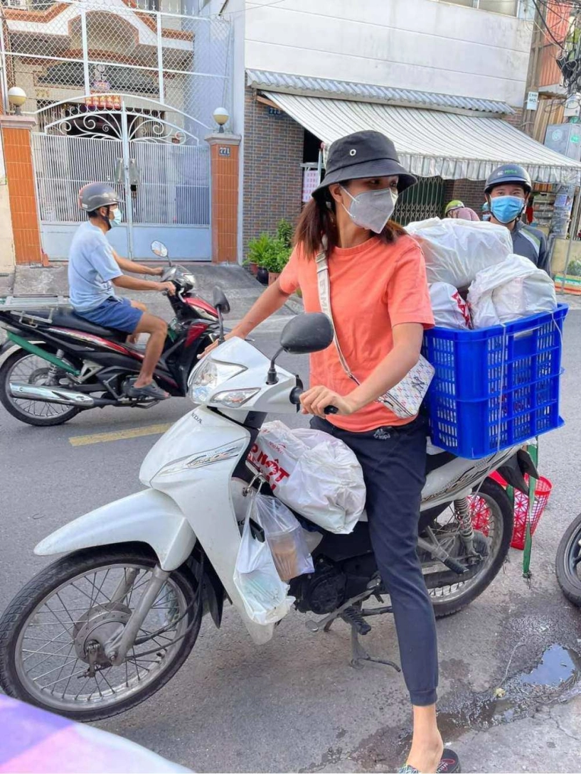 Xúc động hình ảnh hoa hậu đi từ thiện mùa covid áo quần bình dân che đậy kín mít - 12