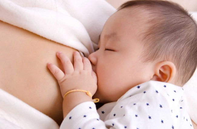 Có nên cho trẻ sơ sinh uống nước và bé mấy tháng thì uống được nước - 1