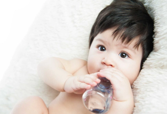 Có nên cho trẻ sơ sinh uống nước và bé mấy tháng thì uống được nước - 3