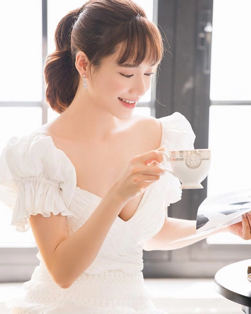 Dù chân tay gầy gò đáng báo động nhã phương vẫn tỏa sáng với khuôn ngực nảy nở - 1