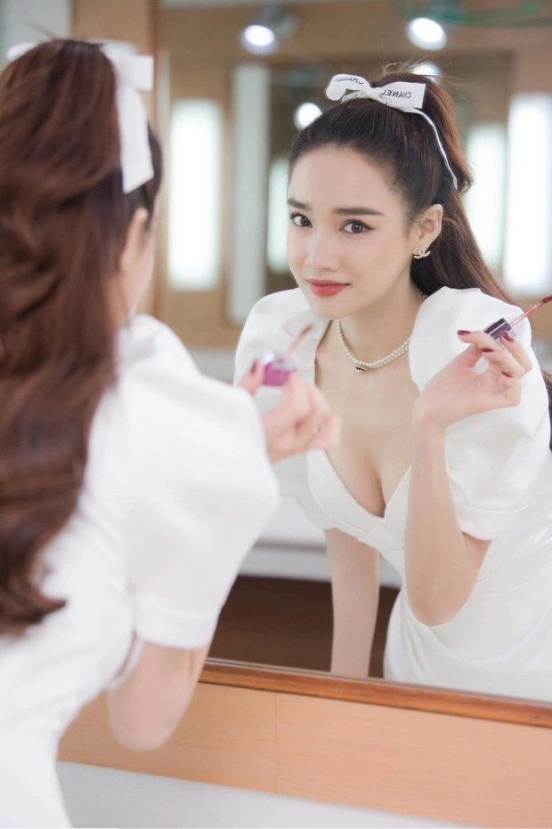 Dù chân tay gầy gò đáng báo động nhã phương vẫn tỏa sáng với khuôn ngực nảy nở - 2