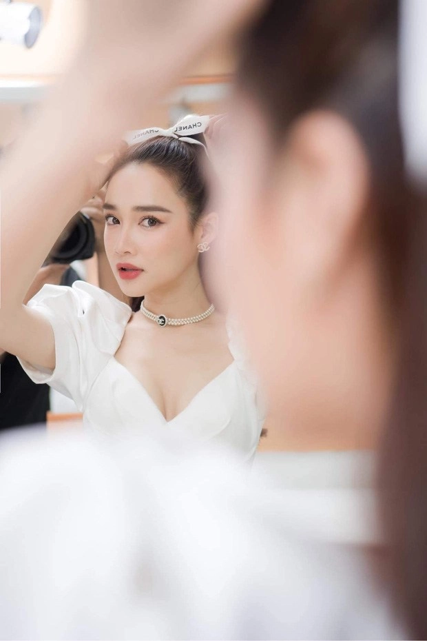 Dù chân tay gầy gò đáng báo động nhã phương vẫn tỏa sáng với khuôn ngực nảy nở - 3