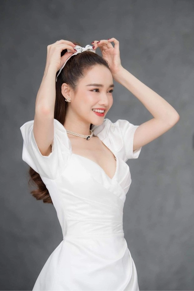 Dù chân tay gầy gò đáng báo động nhã phương vẫn tỏa sáng với khuôn ngực nảy nở - 5