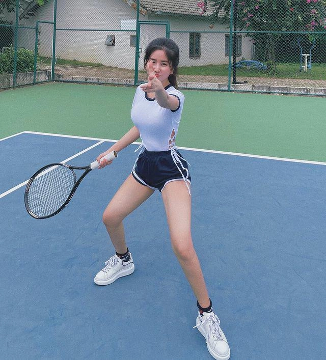 Gái xinh sài thành làm náo loạn sân tennis với set đồ tập chỉ che nửa vòng 3 - 2