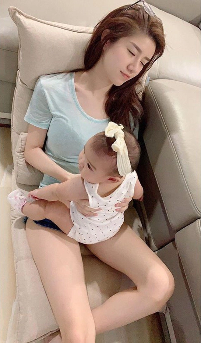 Hotgirl tiếp viên hàng không khoe cảnh cho con bú trong viện phụ sản - 9