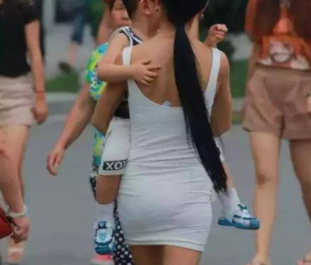 Mẹ trẻ mặc váy ngắn đón con tan học ai cũng chú ý con trai nhìn thấy liền khóc ầm - 1