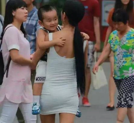 Mẹ trẻ mặc váy ngắn đón con tan học ai cũng chú ý con trai nhìn thấy liền khóc ầm - 2